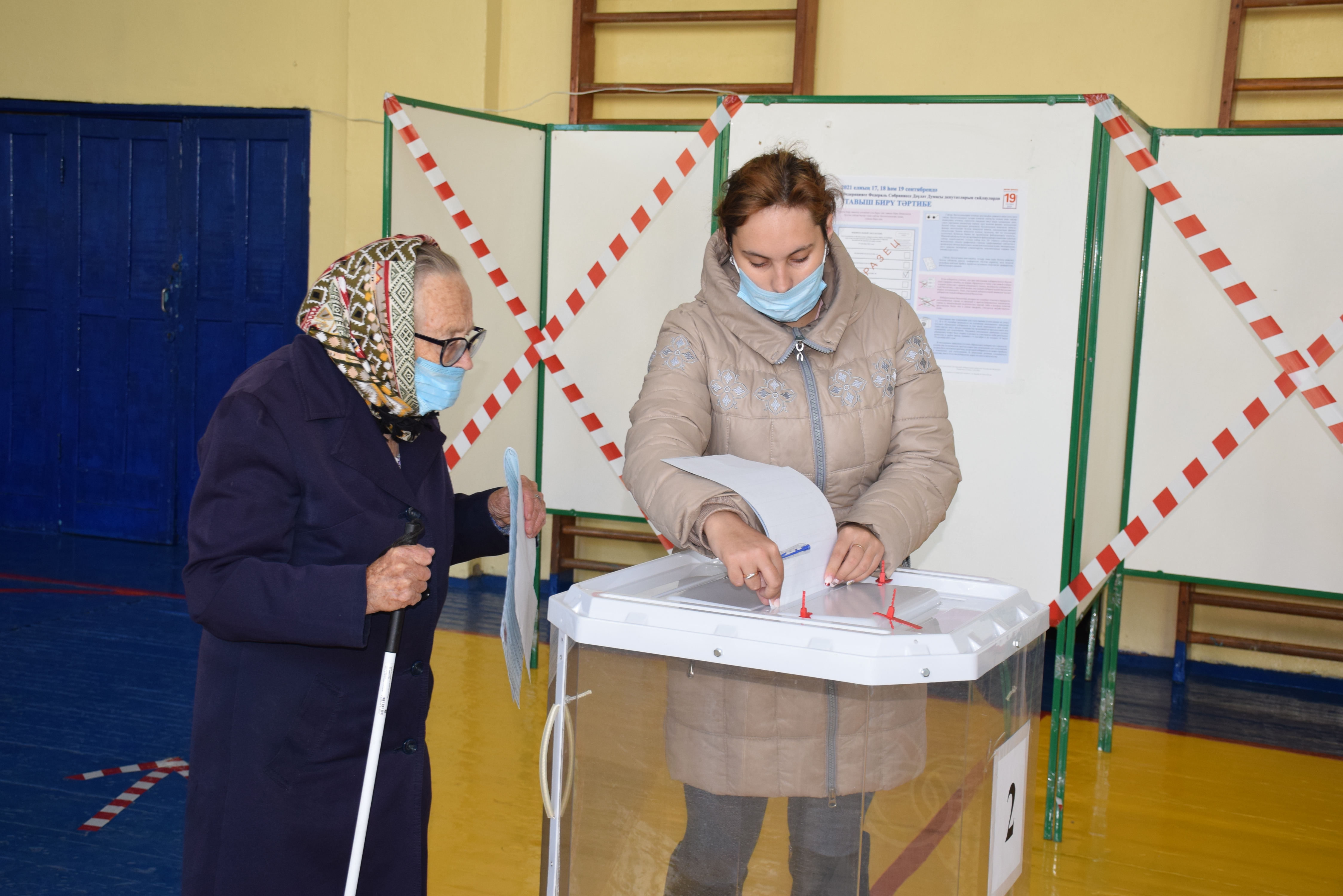 Первый избиратель на участок пришел. Избирателей участок 7 школе Первоуральск. Семьи пришли на избирательный участок в национальных костюмах.