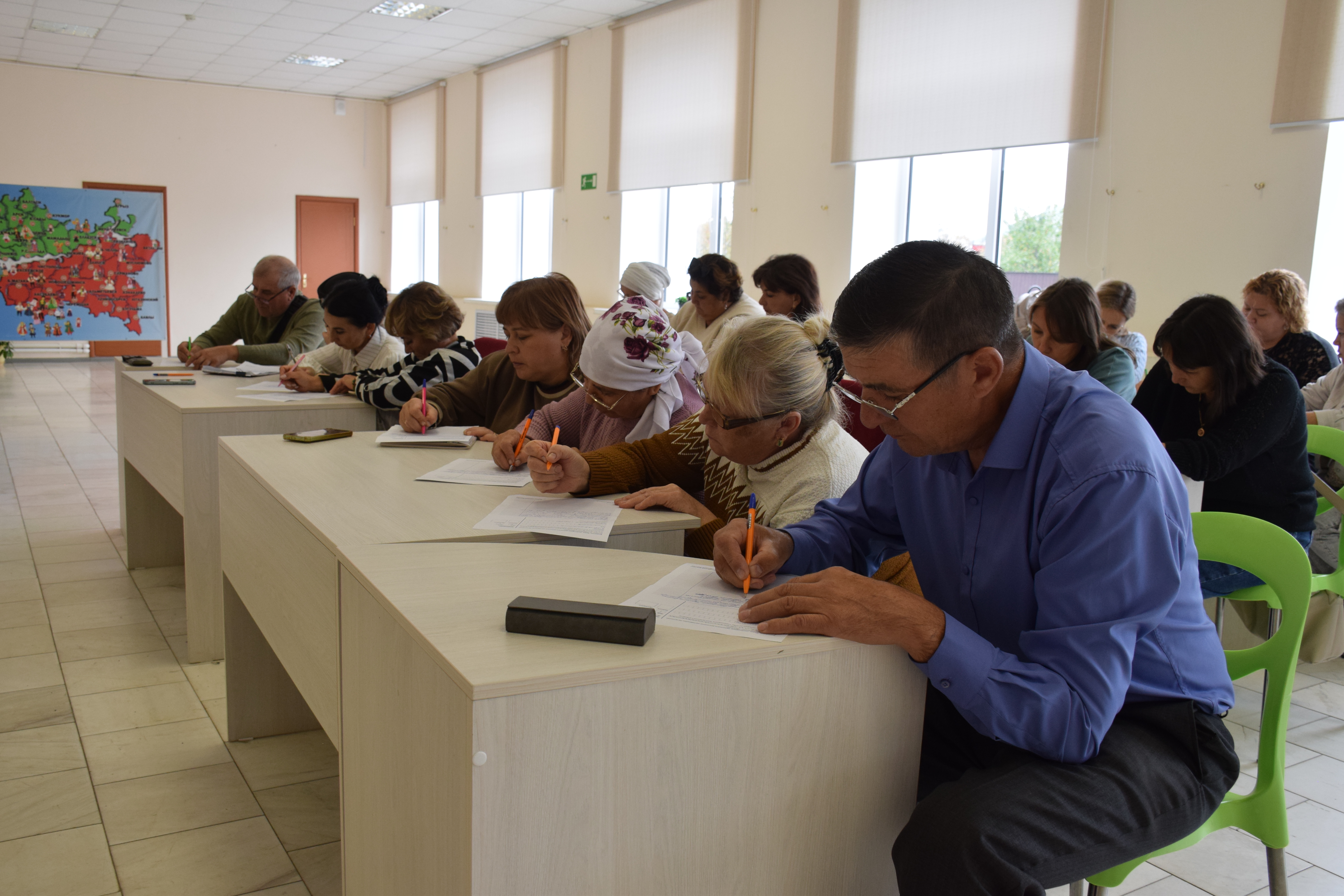 В Доме дружбы народов диктант писали на трех языках