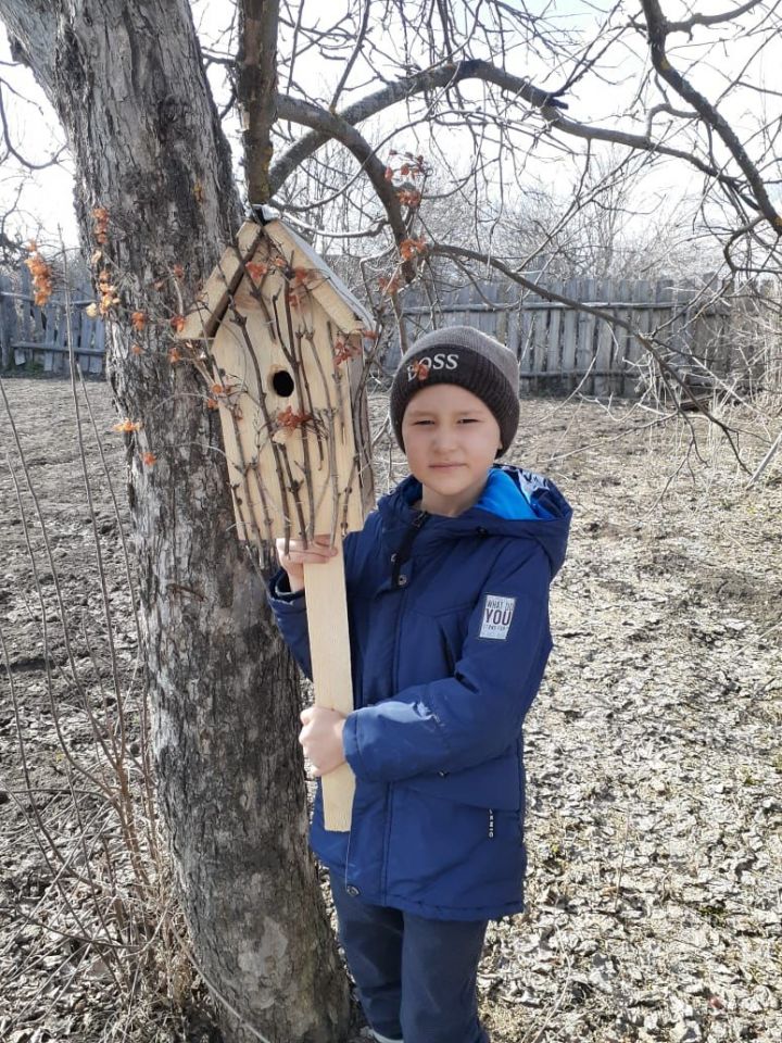 Дети вешают скворечник картинки