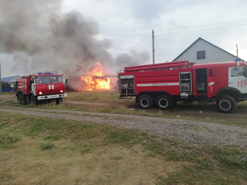 Погода в камышле самарской. Пожар. В Нурлате сгорела баня. Пожарная машина огонь. Пожар в Нурлате сегодня.