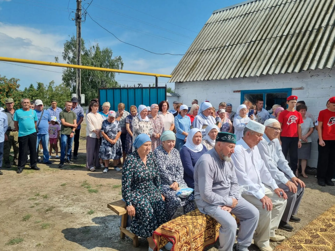 Отдать дань уважения подвигу бойца собрались многочисленные односельчане, родные, близкие.
