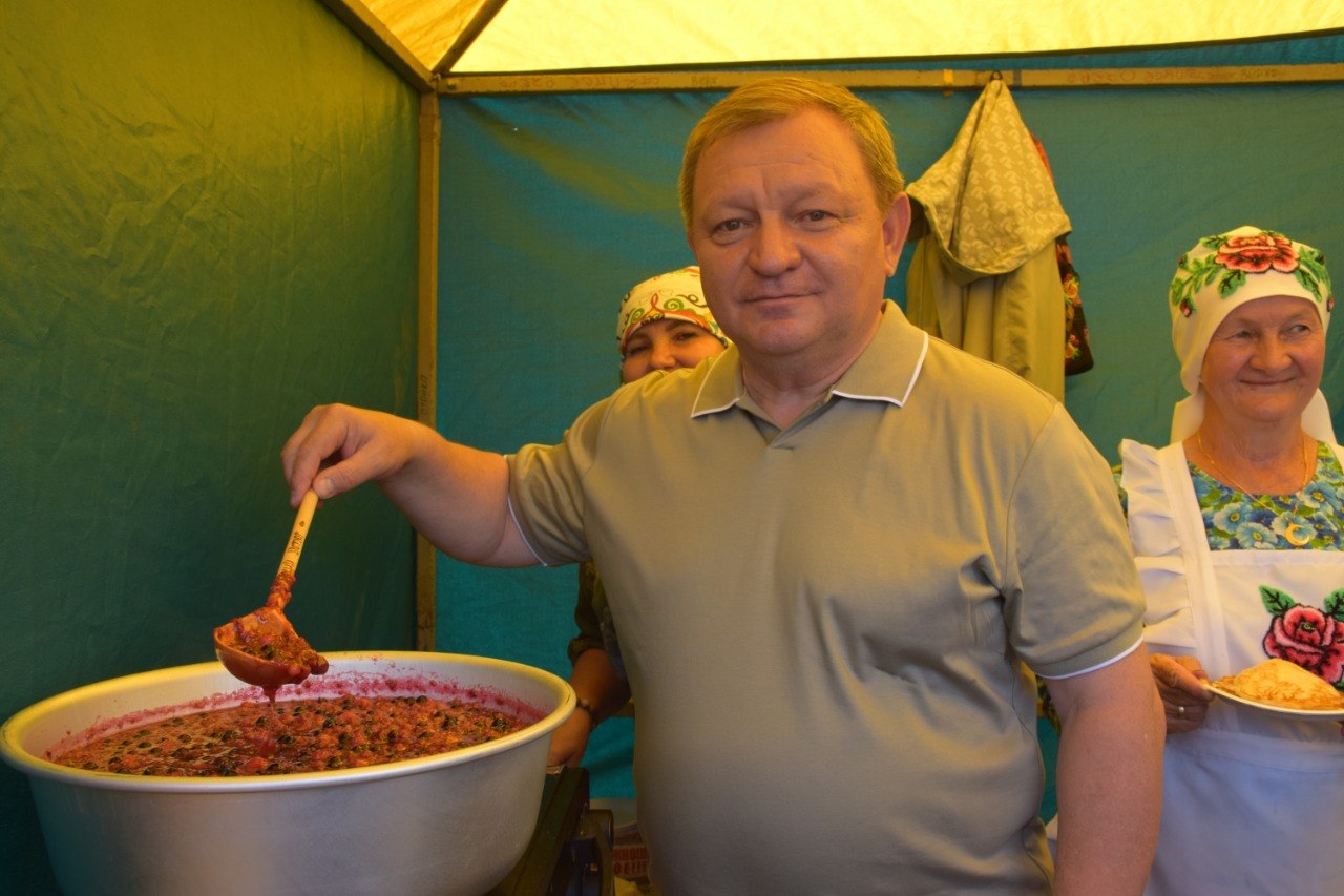 Глава Нурлатского района варит варенье на фестивале Курше