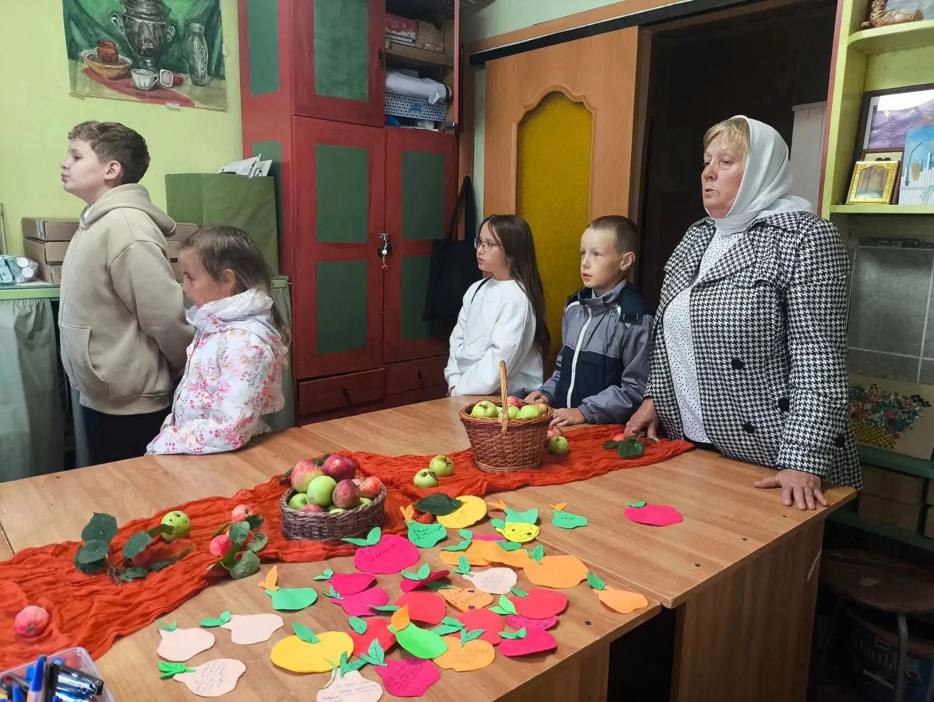 Дети из фоамирана вырезали по трафаретам яблоки и груши