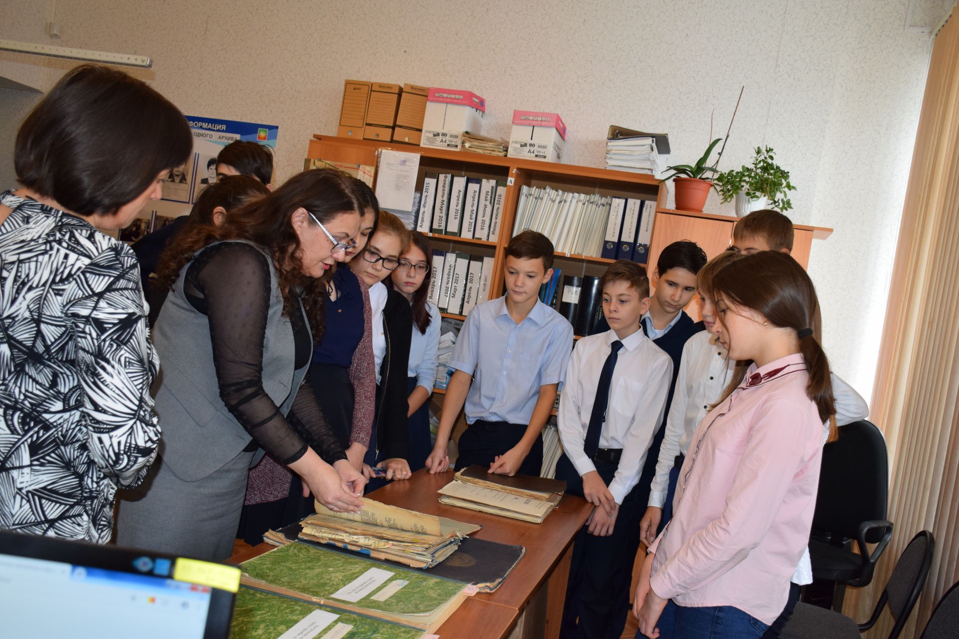 Нурлатские школьники посетили с экскурсией районный архив