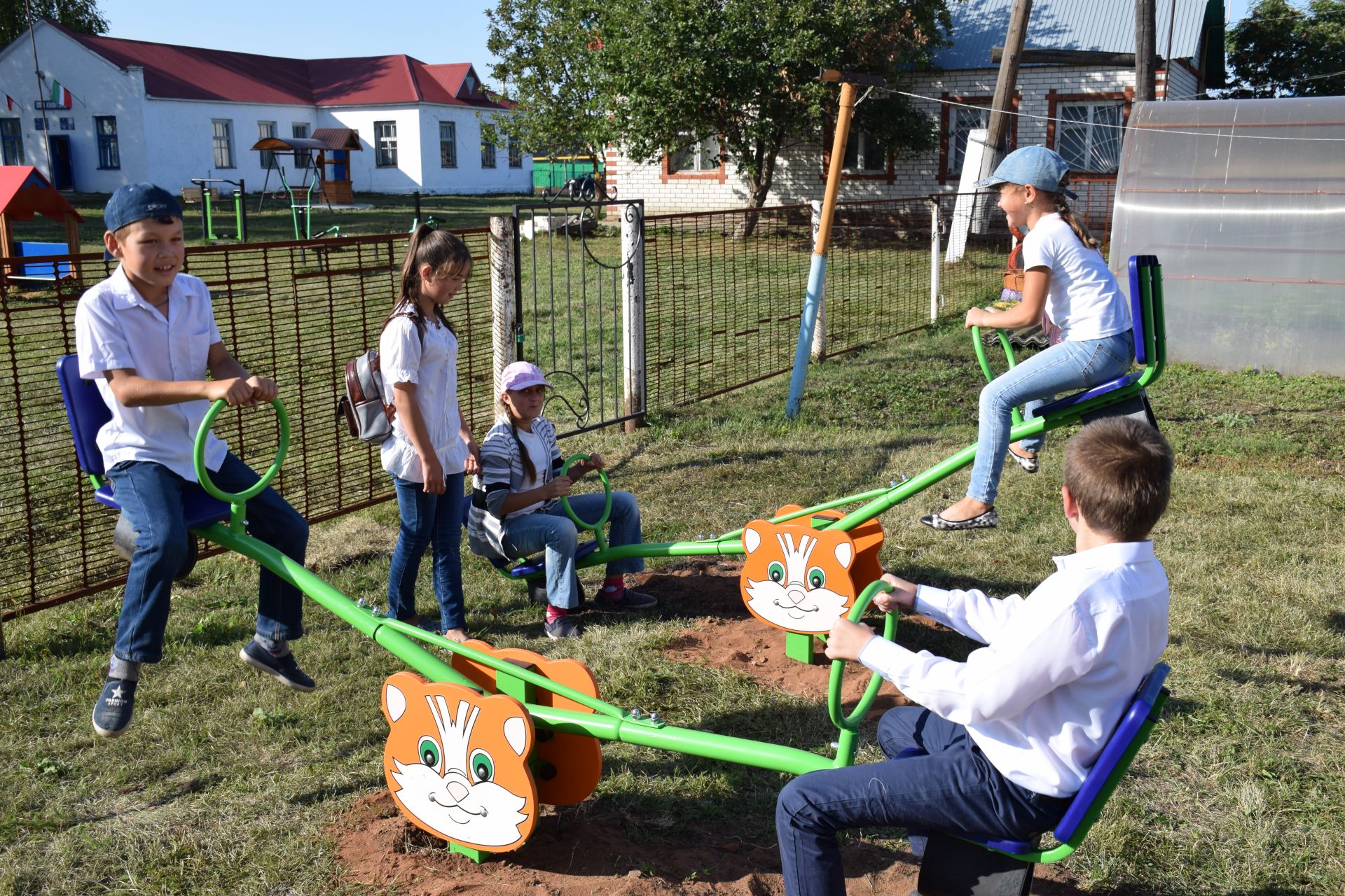 Дети села Андреевка в подарок от нефтедобытчиков получили игровую площадку