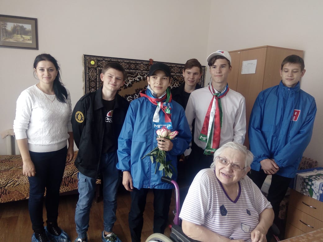 Активисты молодежных организаций Нурлата поздравили пожилых людей