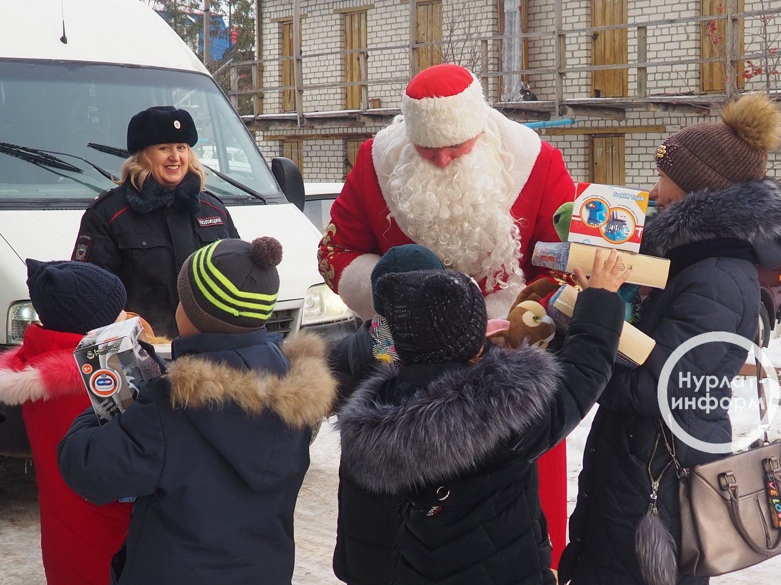 К юным нурлатцам приходит полицейский Дед Мороз