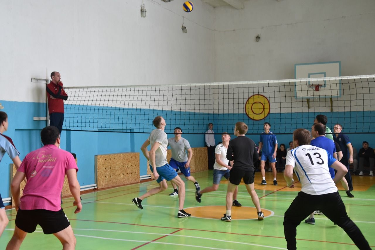 В Тюрнясеве впервые проходит турнир по волейболу памяти воина-интернационалиста Александра Андронова