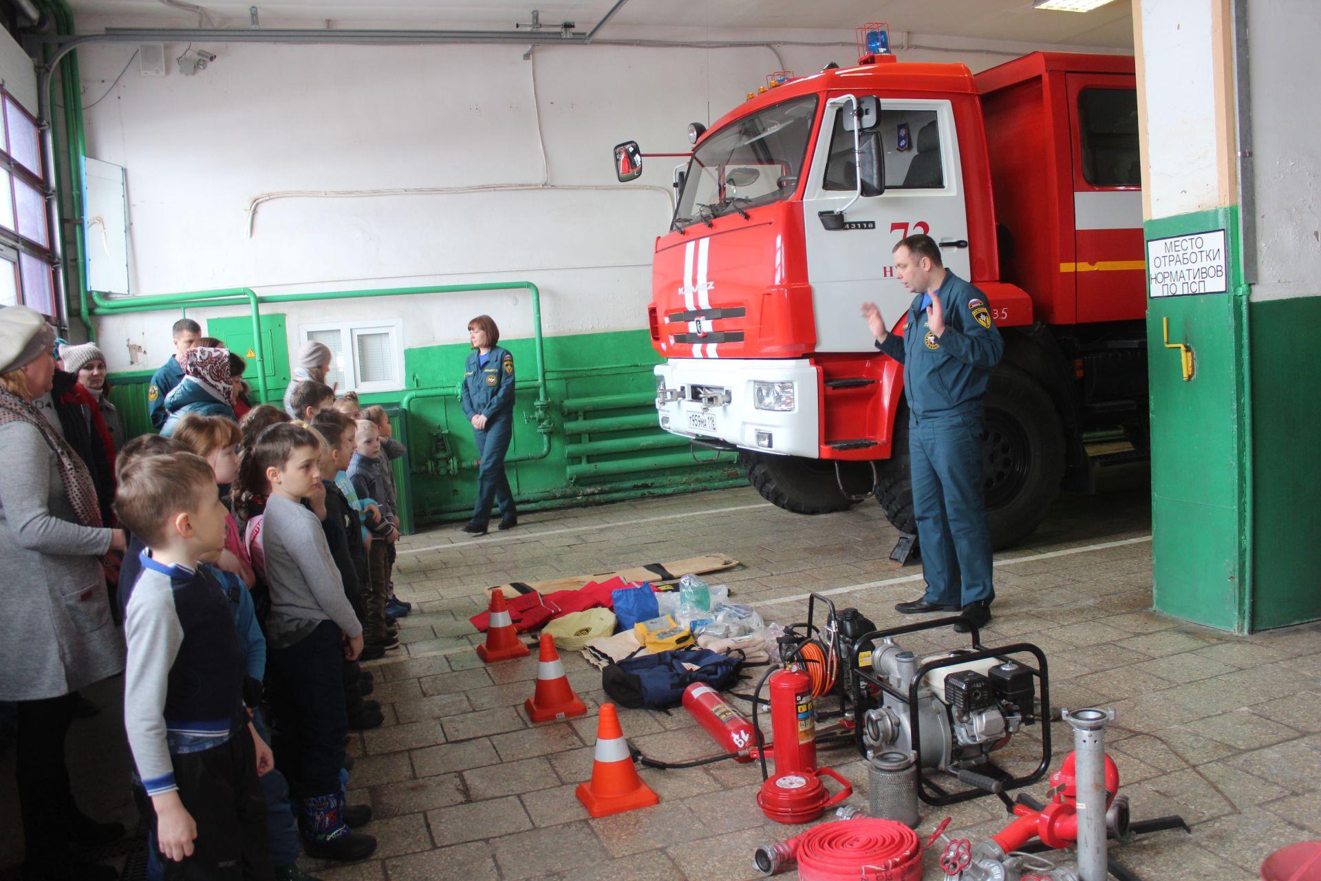 Нурлатские дошкольники побывали на экскурсии в 73-й пожарно-спасательной части