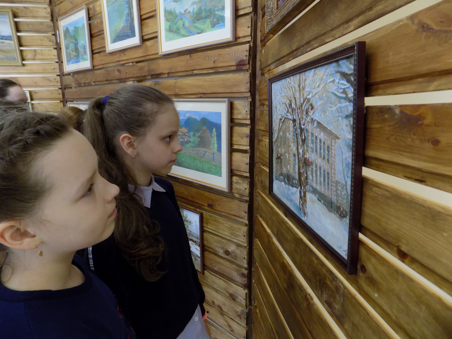 Персональную выставку нурлатского художника первыми оценили дети