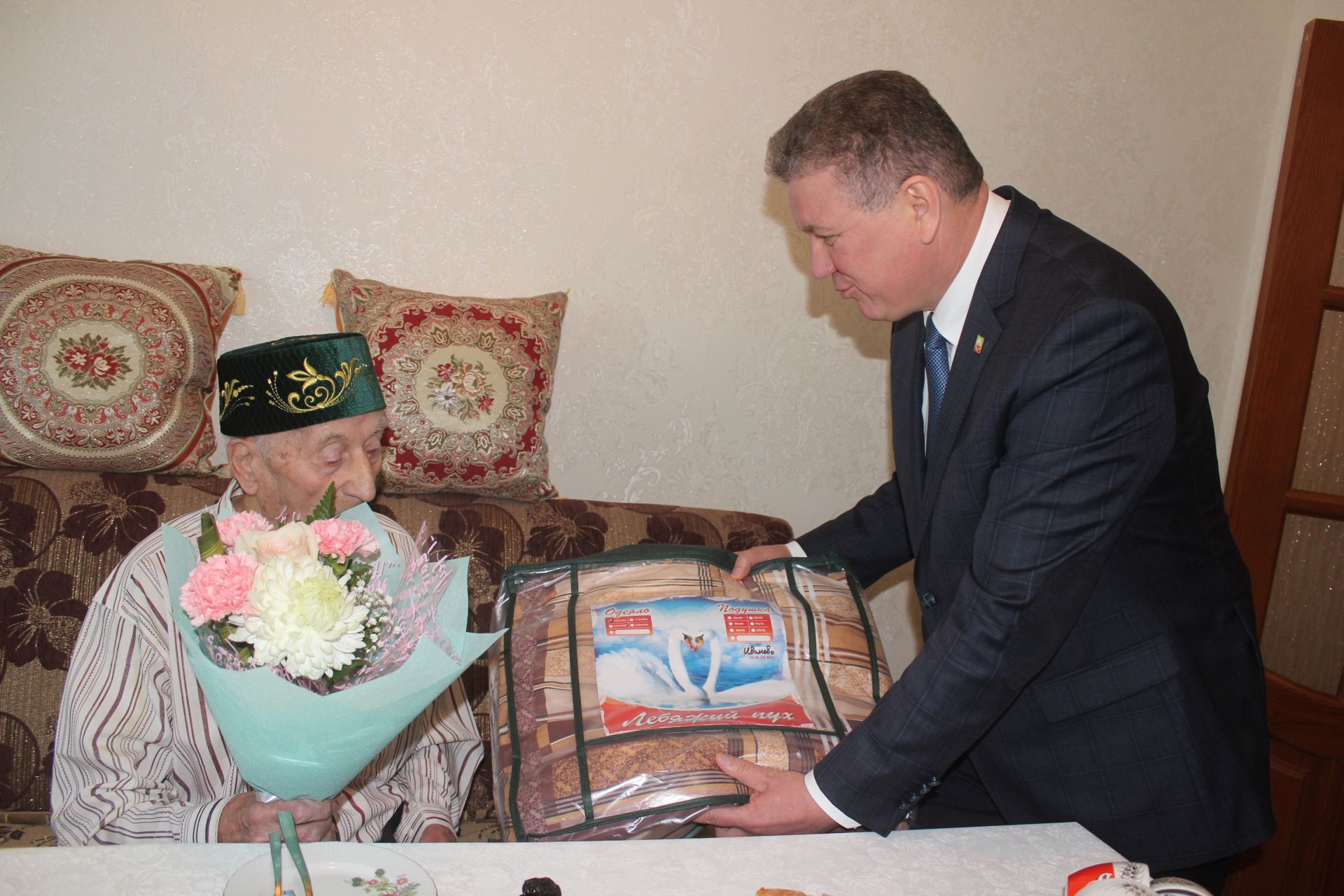 Глава Нурлатского района Алмаз Ахметшин поздравил ветерана  с юбилеем