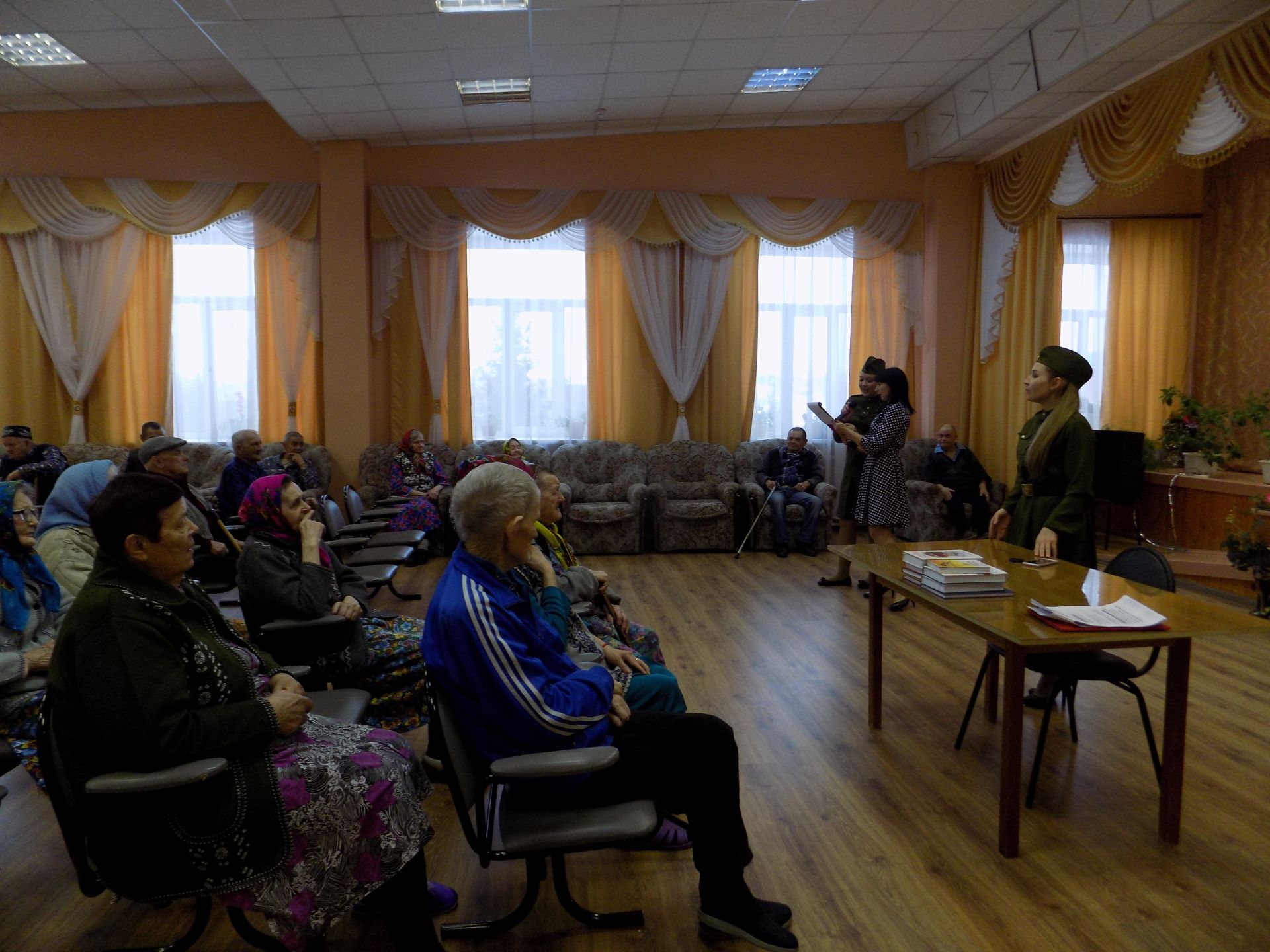 Коллектив дружного дома поздравил подопечных Нурлатского дома престарелых