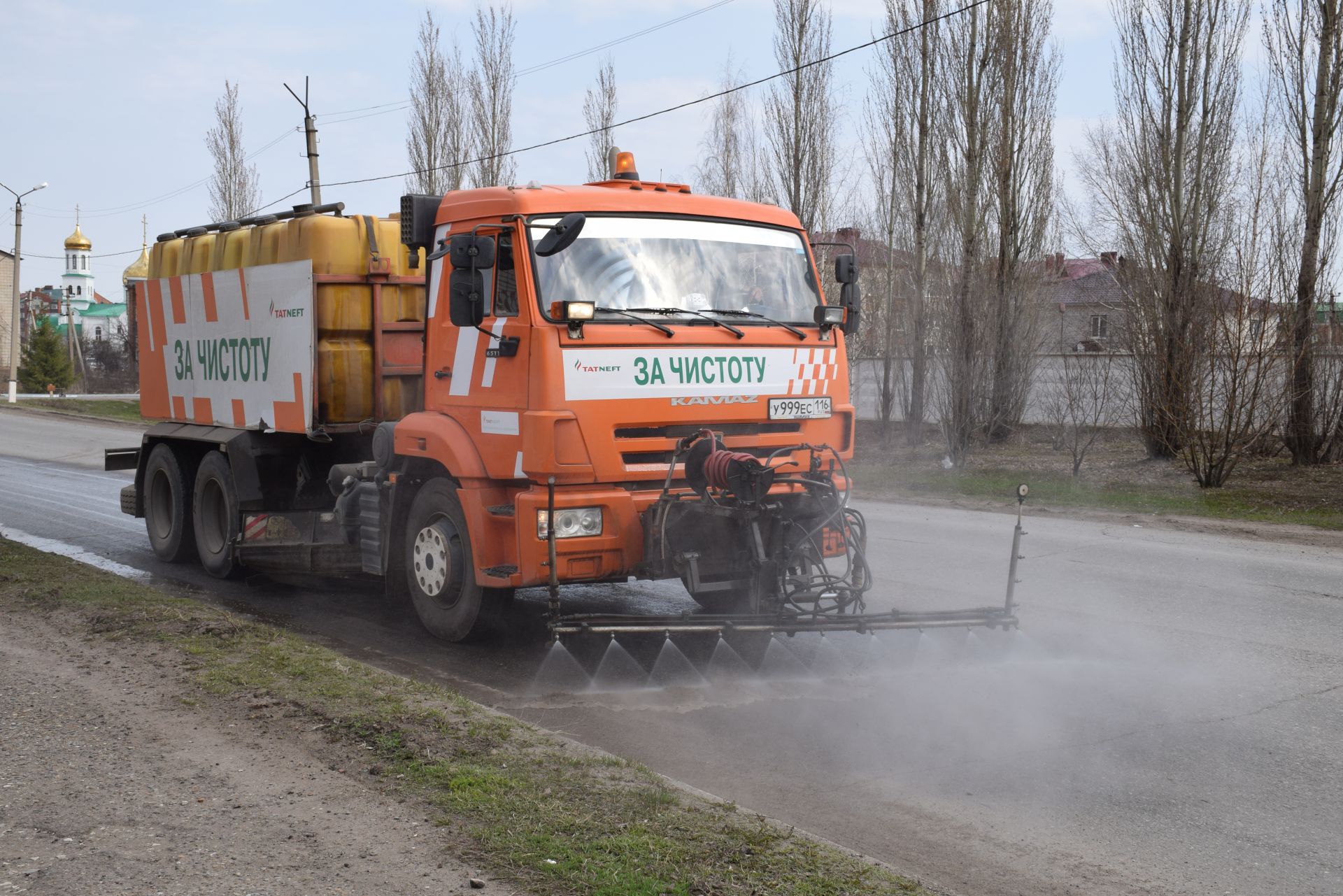 За чистоту бороться в Нурлат приехала техника «Татнефти»