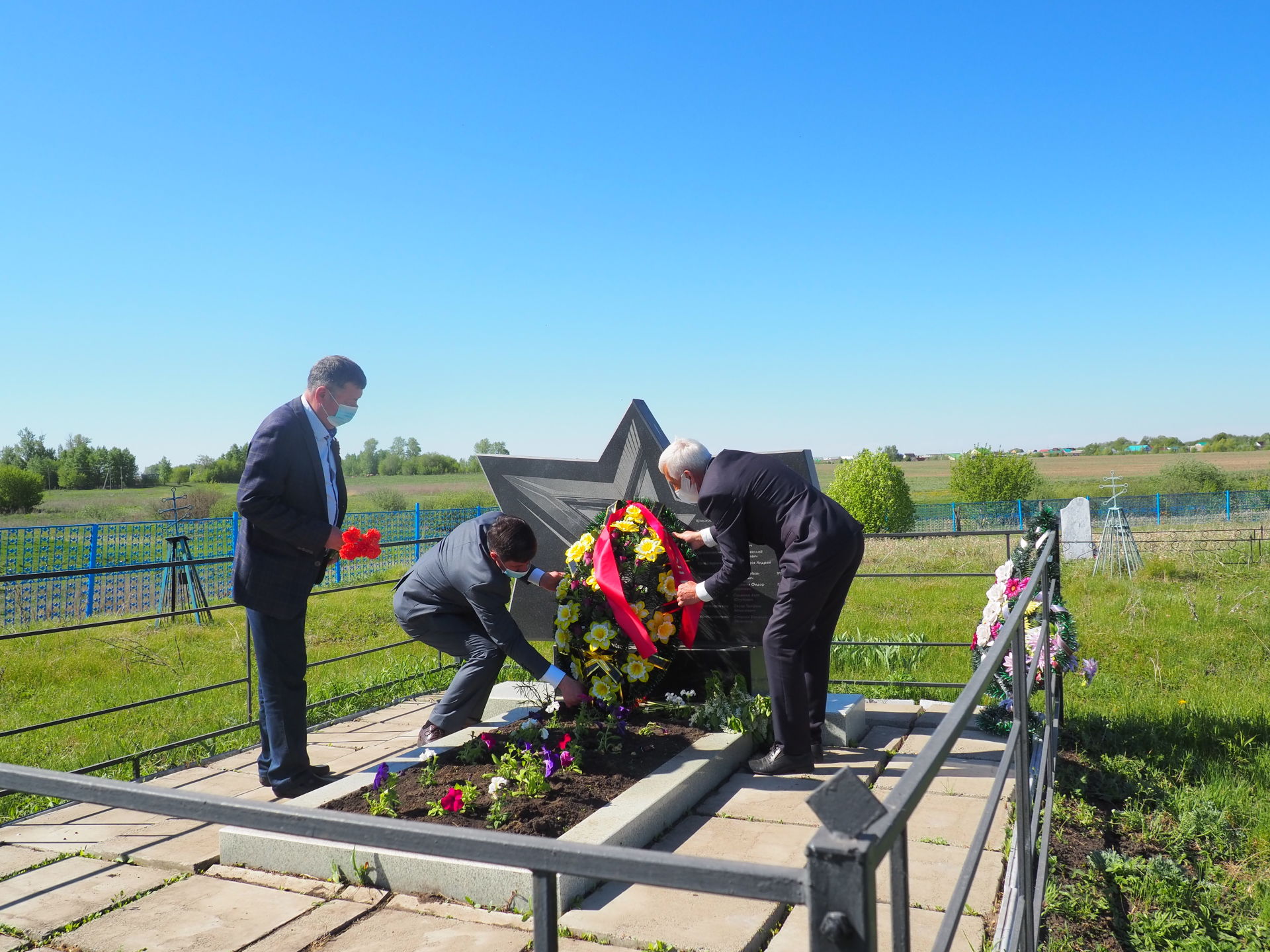 Нурлатцы почтили память солдат, захороненных в братской могиле 