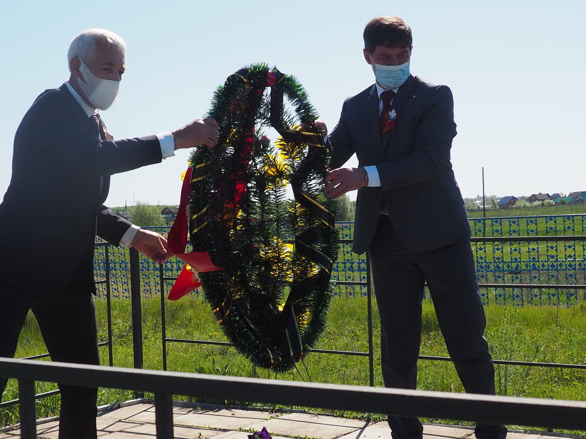 Нурлатцы почтили память солдат, захороненных в братской могиле 