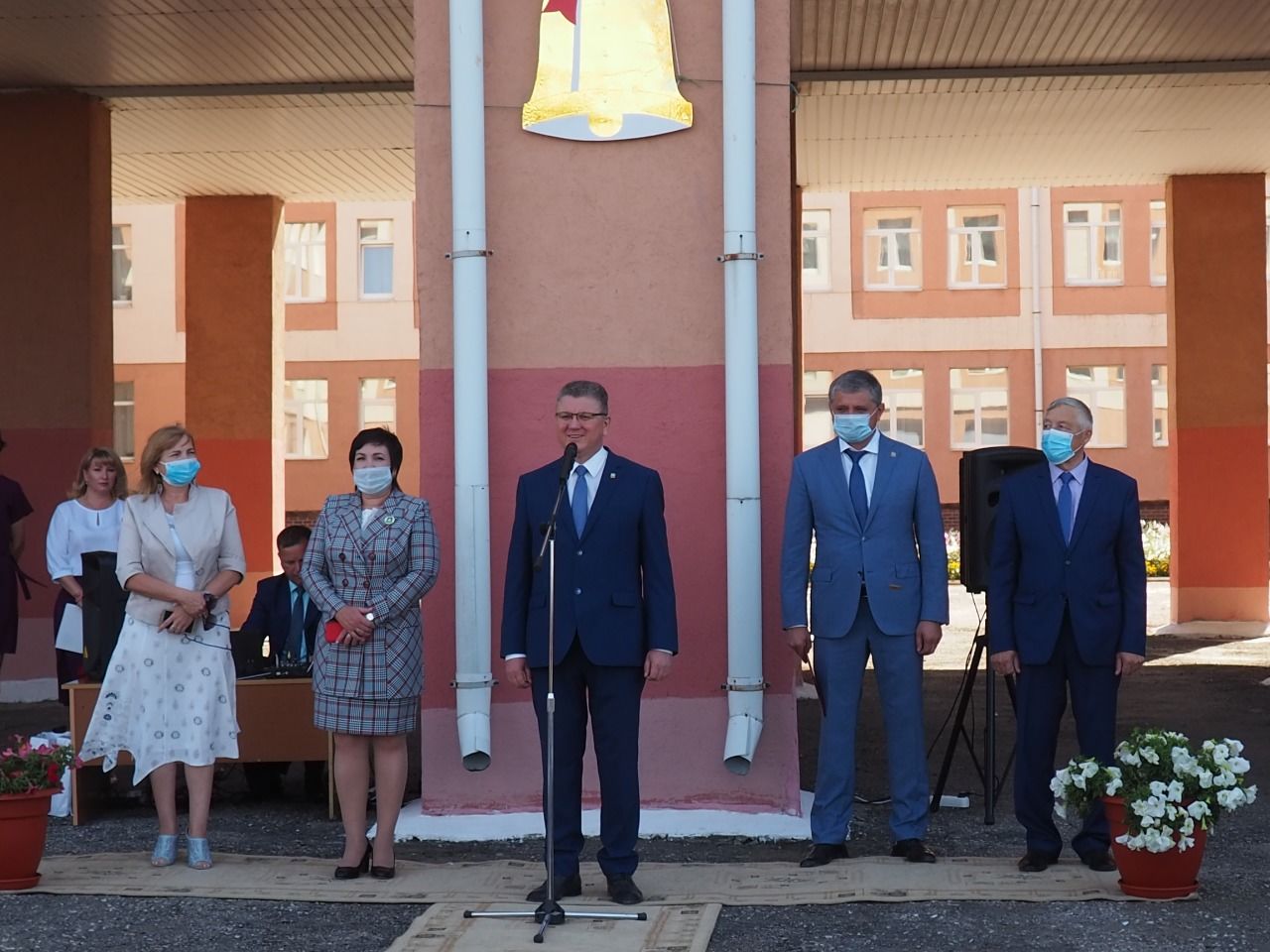 В школах Нурлата прошли торжественные линейки, посвященные Дню знаний