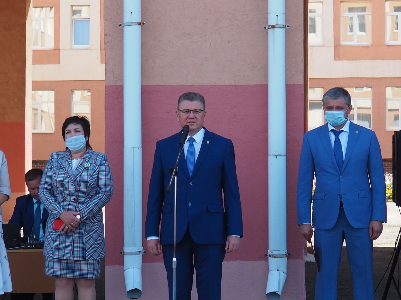 В школах Нурлата прошли торжественные линейки, посвященные Дню знаний