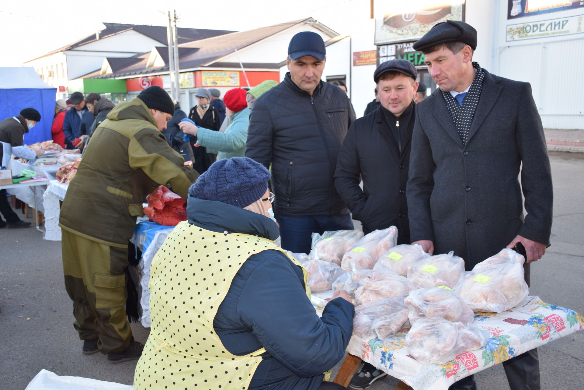 Широкий ассортимент сезонной продукции представили на сельскохозяйственной ярмарке в Нурлате