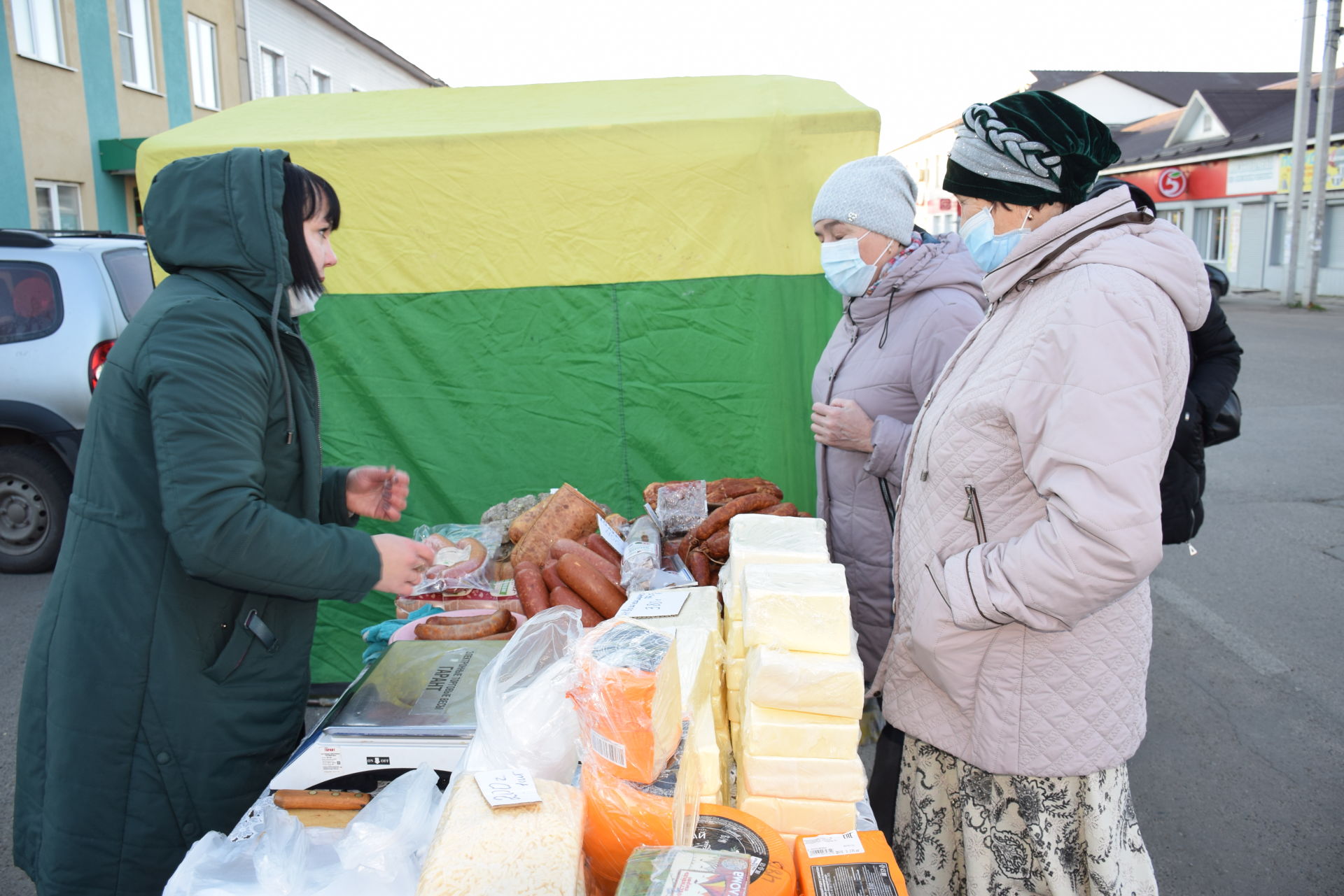 Широкий ассортимент сезонной продукции представили на сельскохозяйственной ярмарке в Нурлате