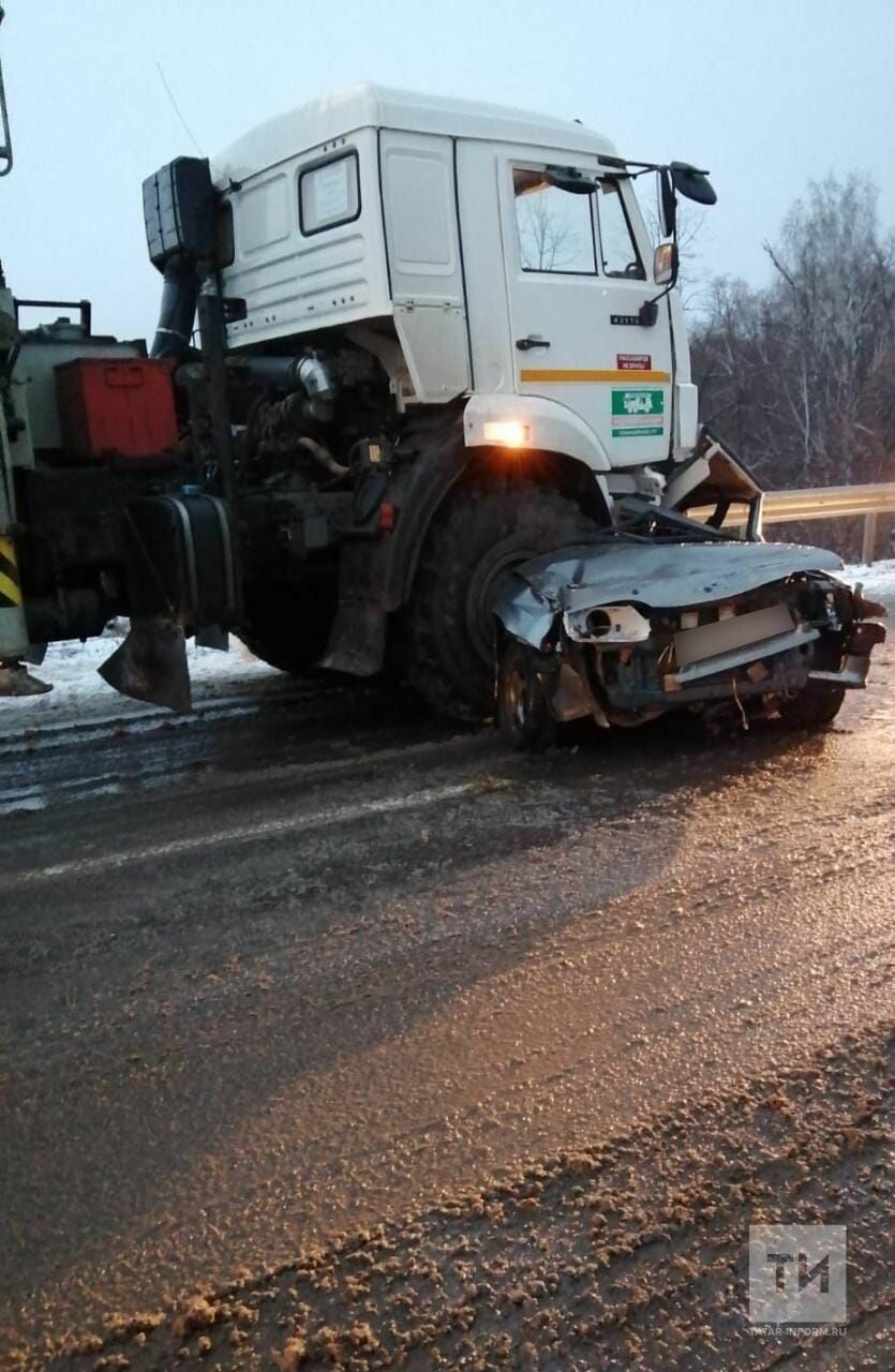 В Альметьевском районе утром произошло смертельное ДТП, авто смяло под колесами грузовика