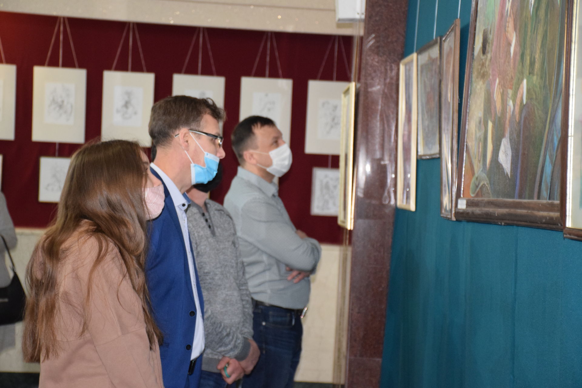 В городском Дворце культуры открылась выставка творческих работ художника Рустама Хайрутдинова