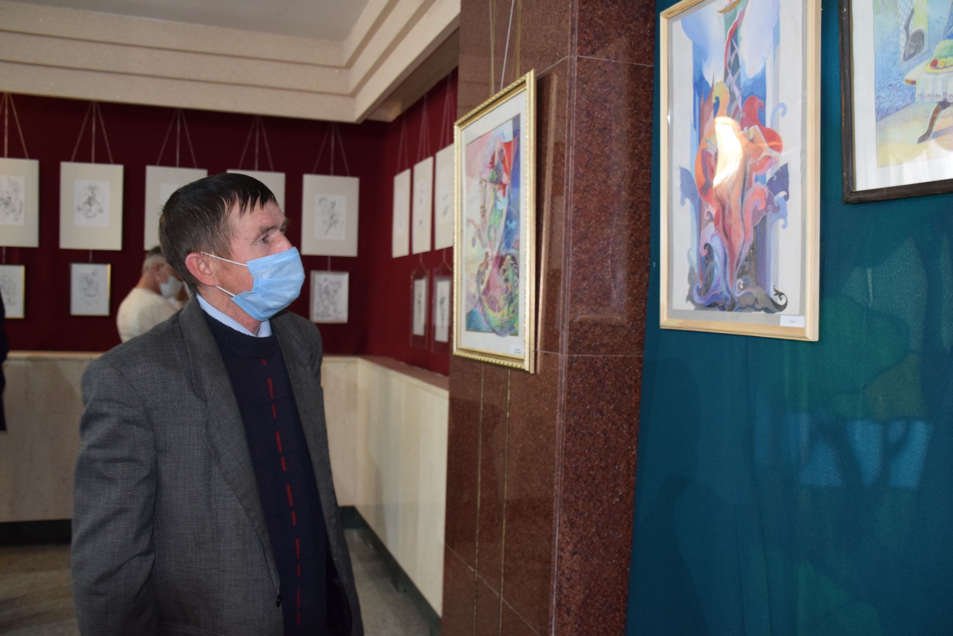 В городском Дворце культуры открылась выставка творческих работ художника Рустама Хайрутдинова