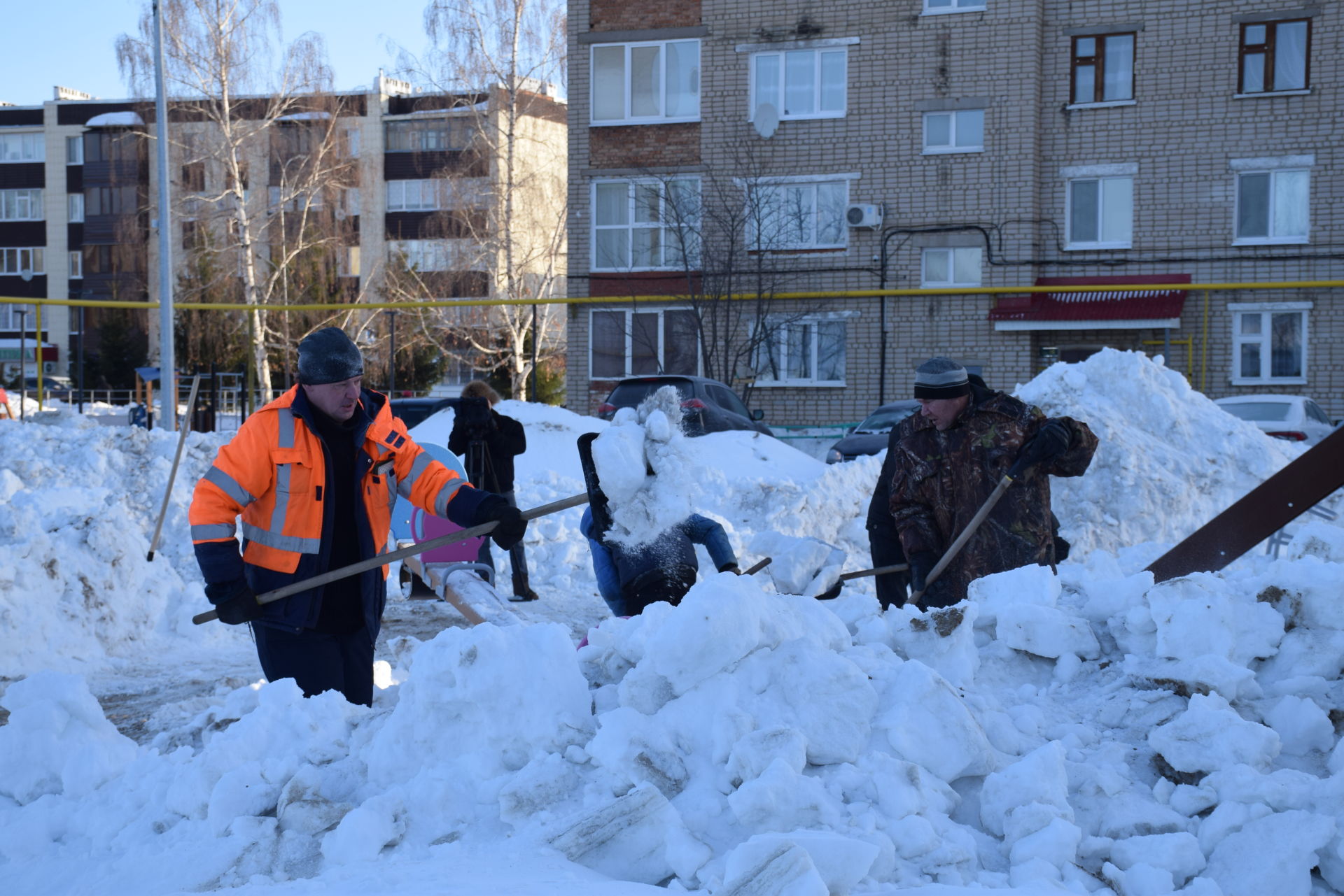 Москва чистят снег. Уборка снега. Уборка территории от снега. Снег во дворе. Уборка двора от снега.