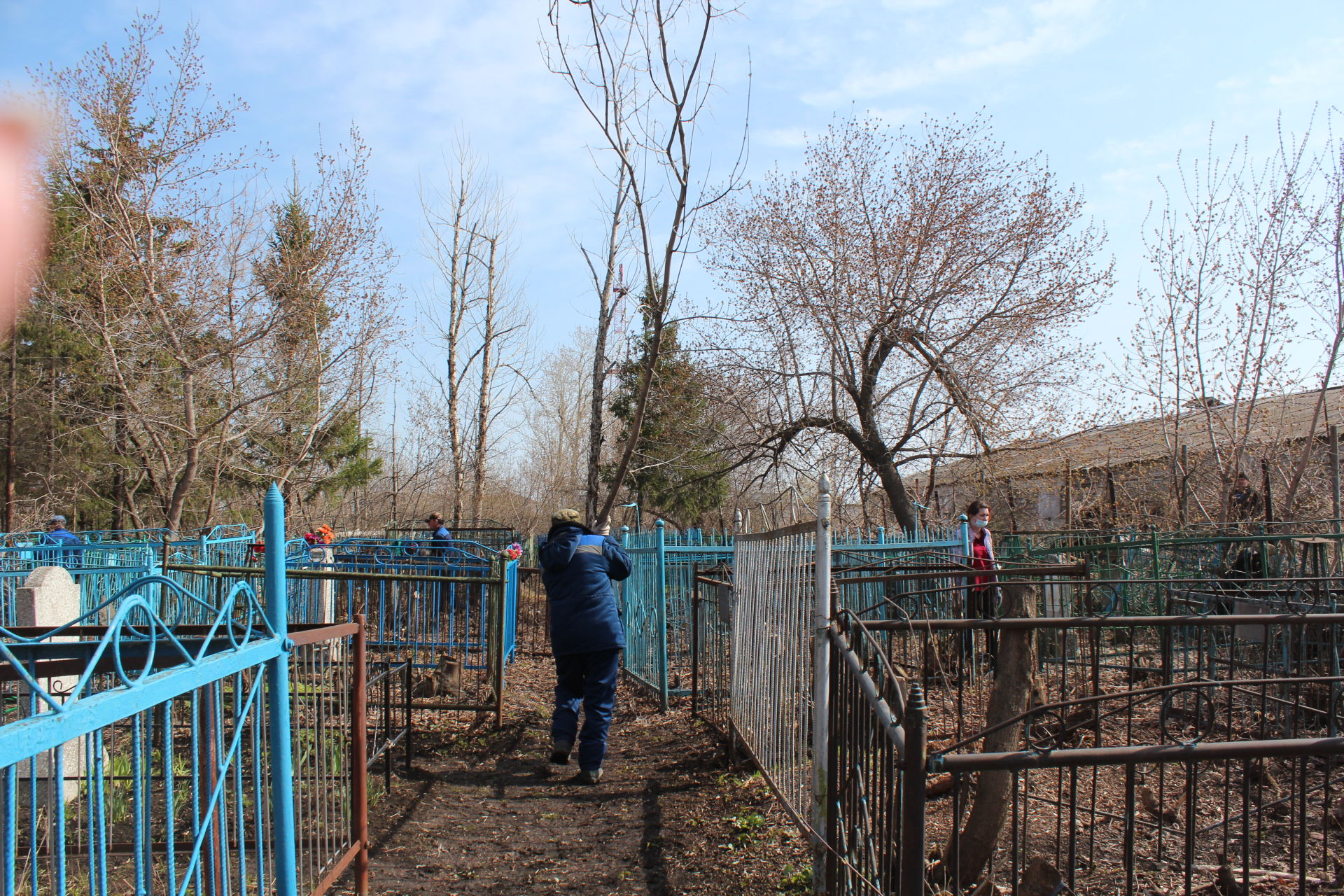 На центральном мусульманском кладбище Нурлата начался субботник