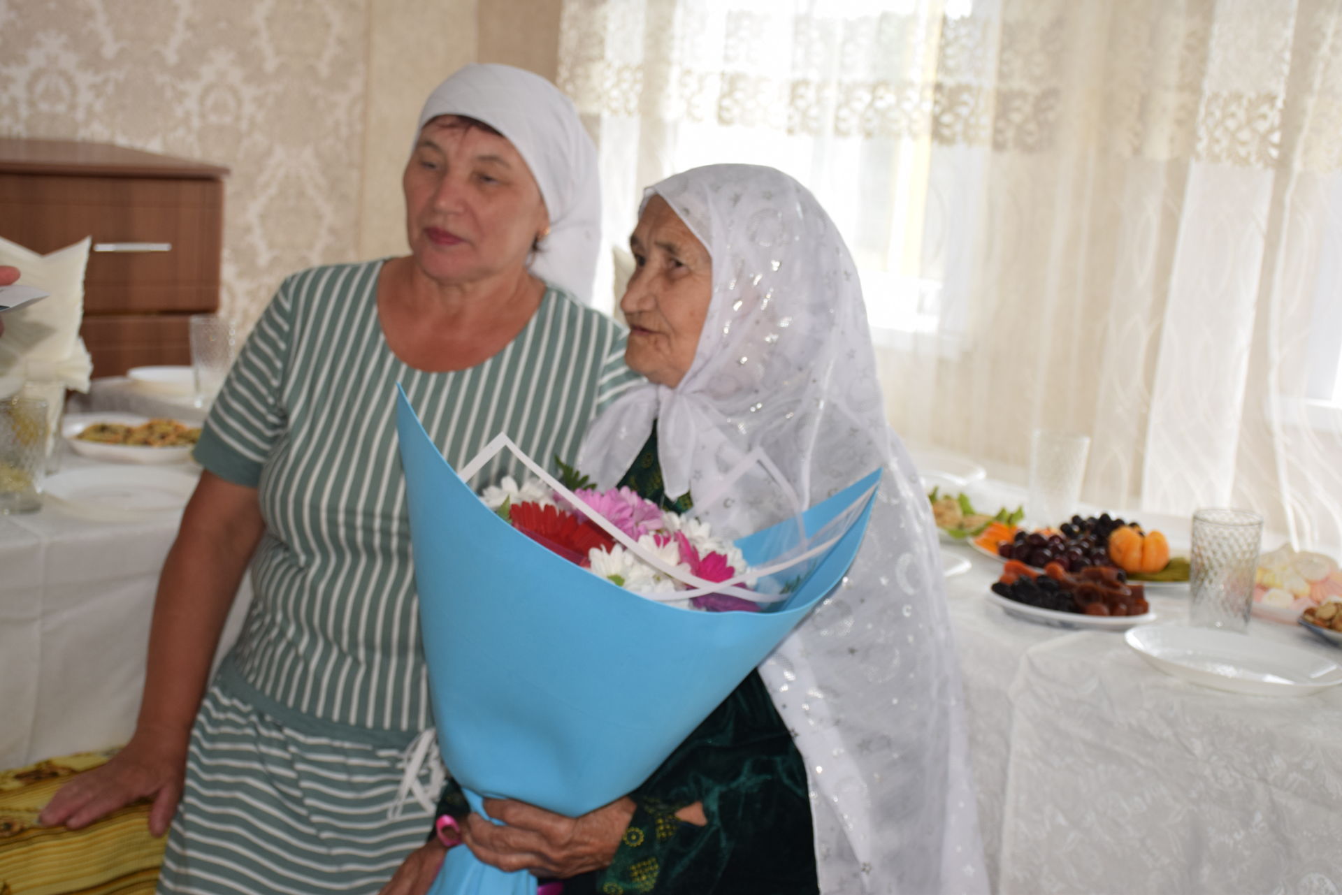 Труженица тыла из Кичкальни принимает поздравления с юбилеем