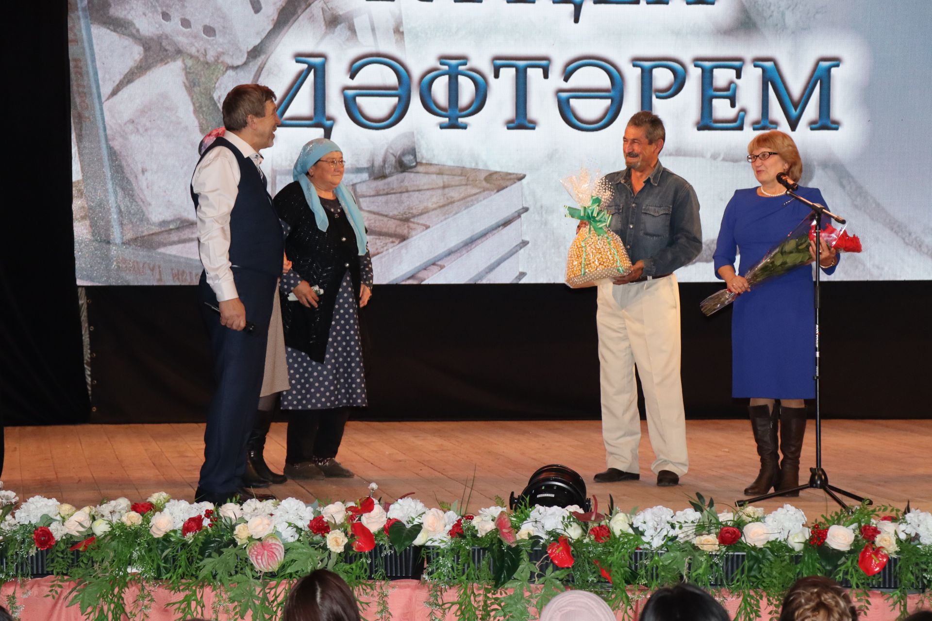 Ведущий театральный деятель Татарстана Рустям Галиев презентовал нурлатцам свою первую книгу (+фоторепортаж)