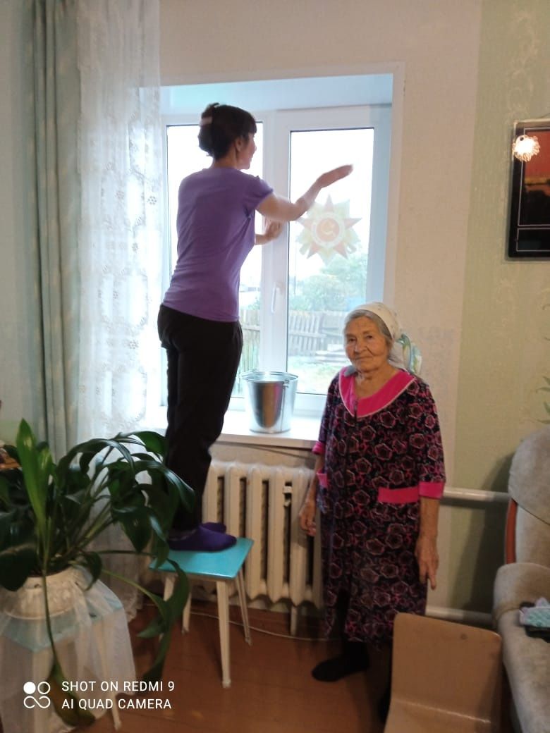 Нурлатские социальные работники помогают пожилым людям навести порядок в их домах
