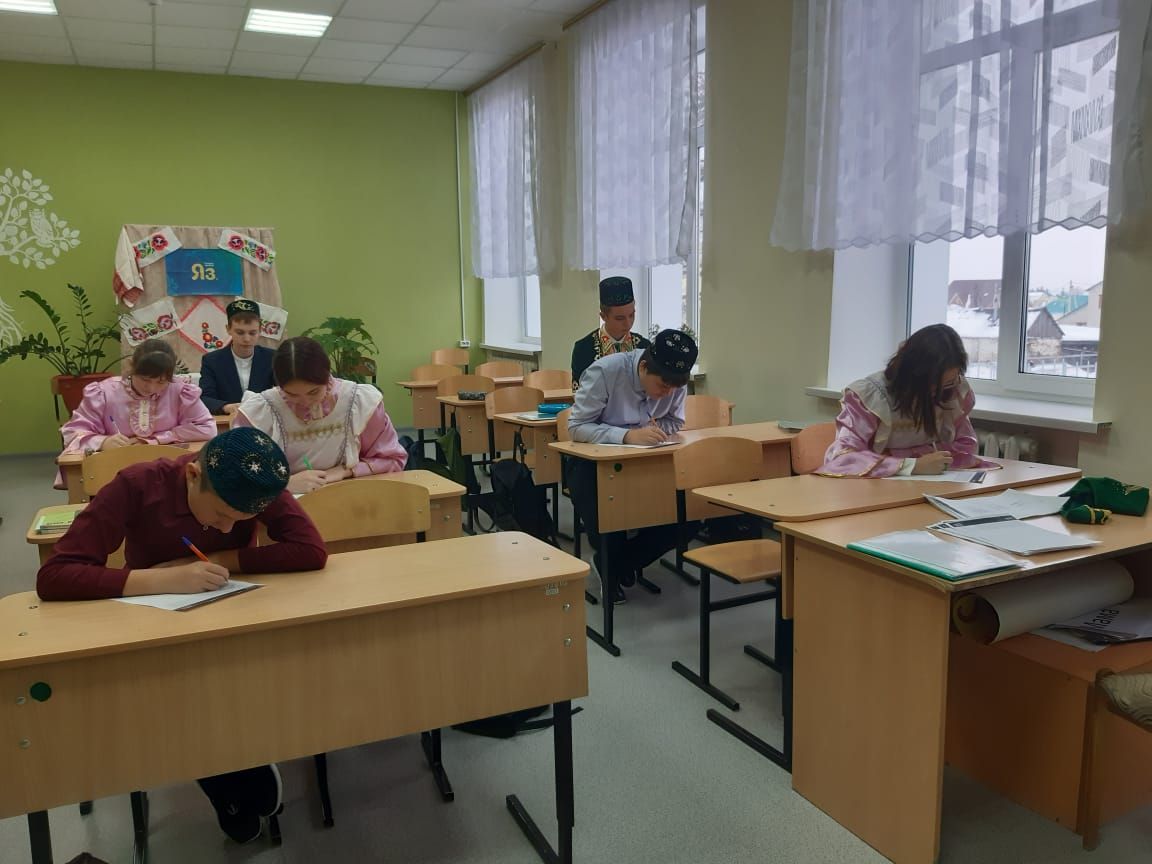 В школе №8 города Нурлат «Татарча диктант» учащиеся и педагоги писали в национальных костюмах