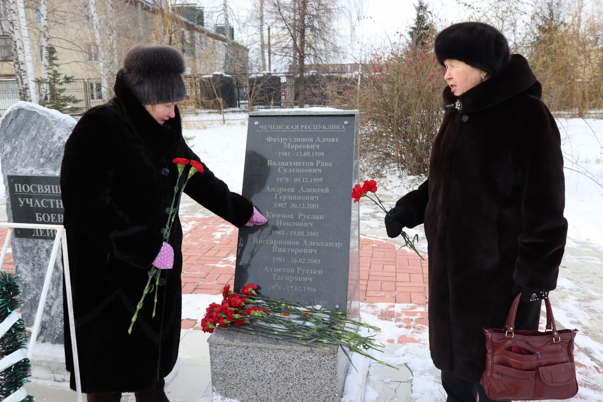 Нурлатцы возложили цветы к памятнику воинам-интернационалистам