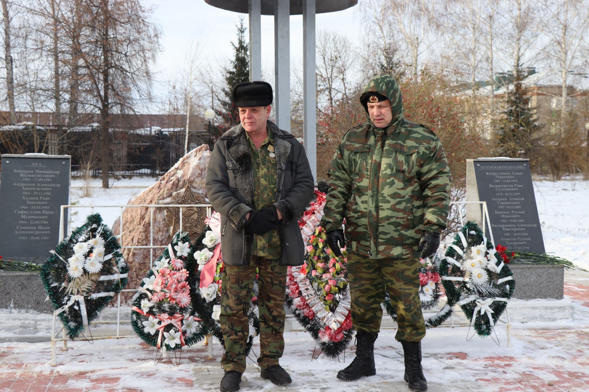 Нурлатцы возложили цветы к памятнику воинам-интернационалистам