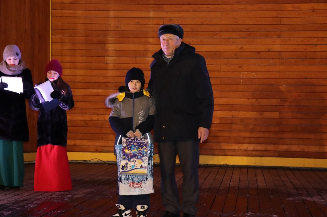 Зажгли огни на главной елке Нурлата