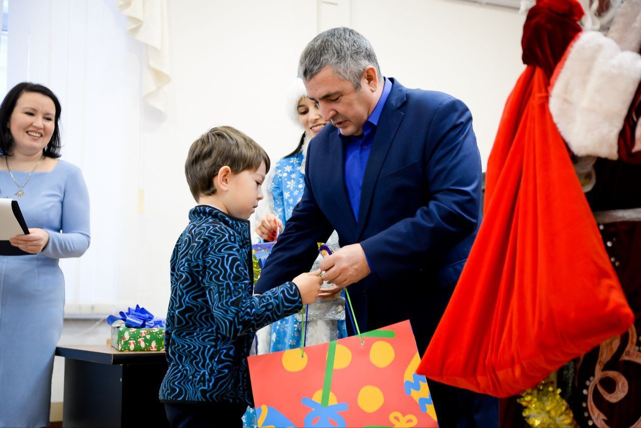 Руководители НГДУ «Нурлатнефть» присоединились к новогодней акции «Ёлка желаний»
