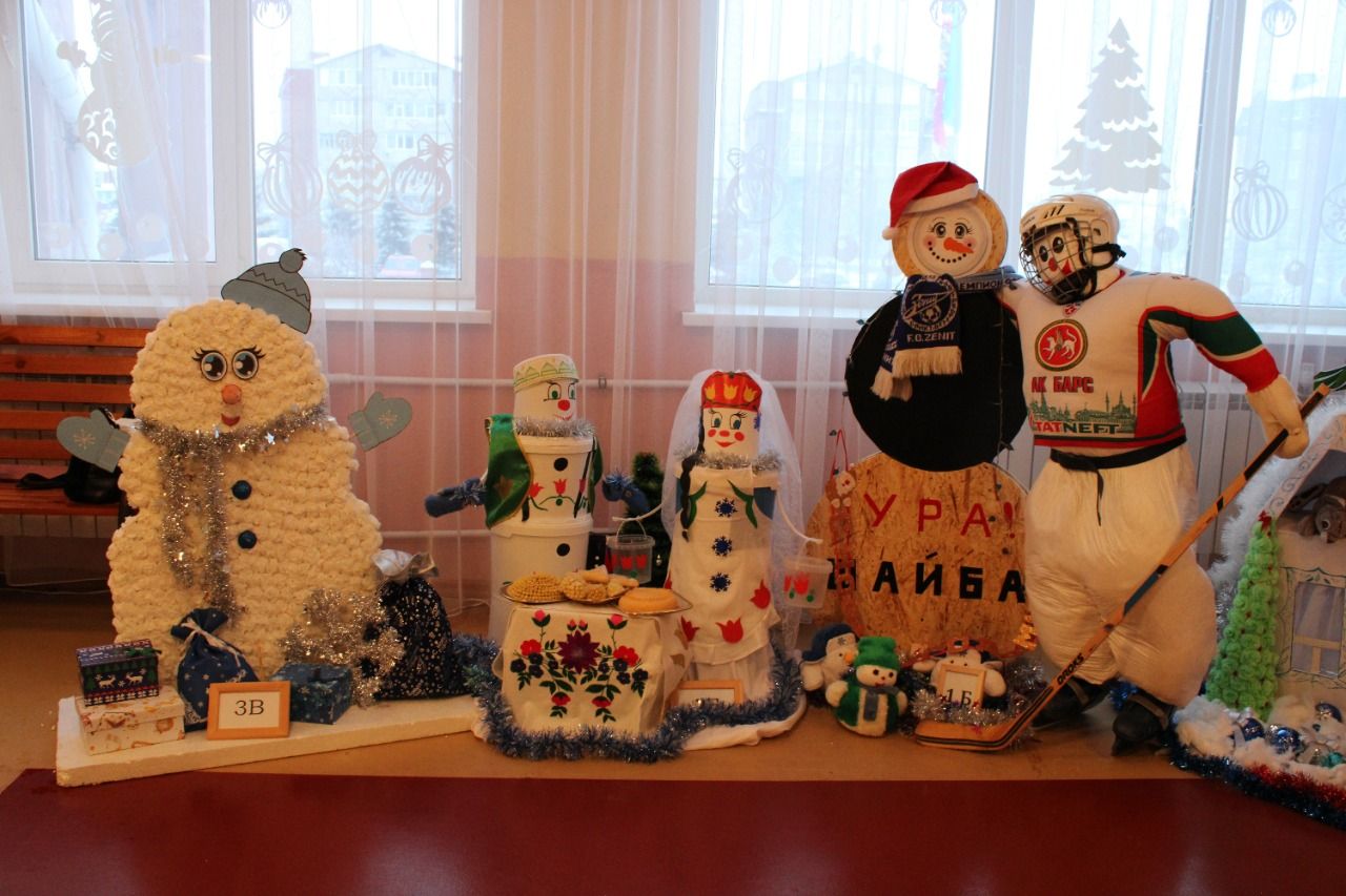 В преддверии новогодних праздников в Нурлатской гимназии прошёл парад снеговиков