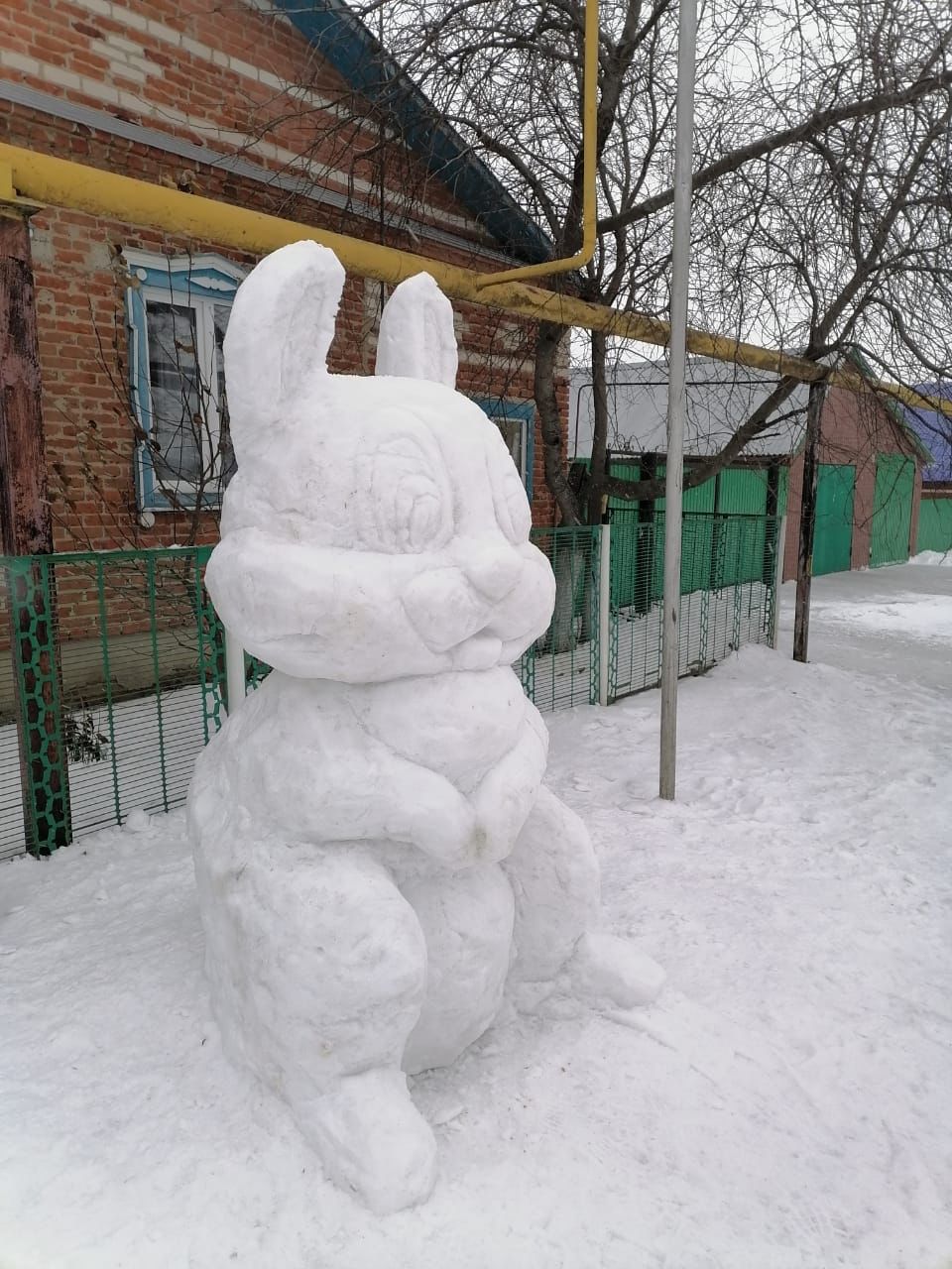 Заяц на зайца из снега