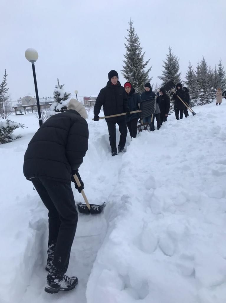 Ученики Нурлатской гимназии очистили от снега территорию мемориального комплекса в центральном парке