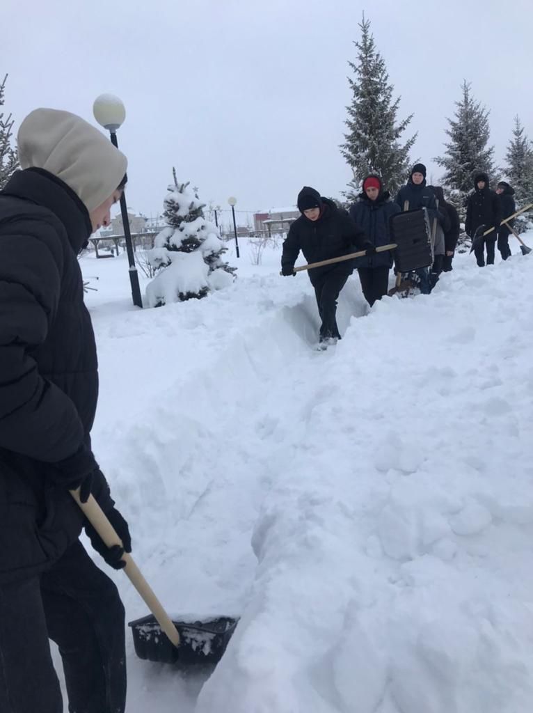 Ученики Нурлатской гимназии очистили от снега территорию мемориального комплекса в центральном парке
