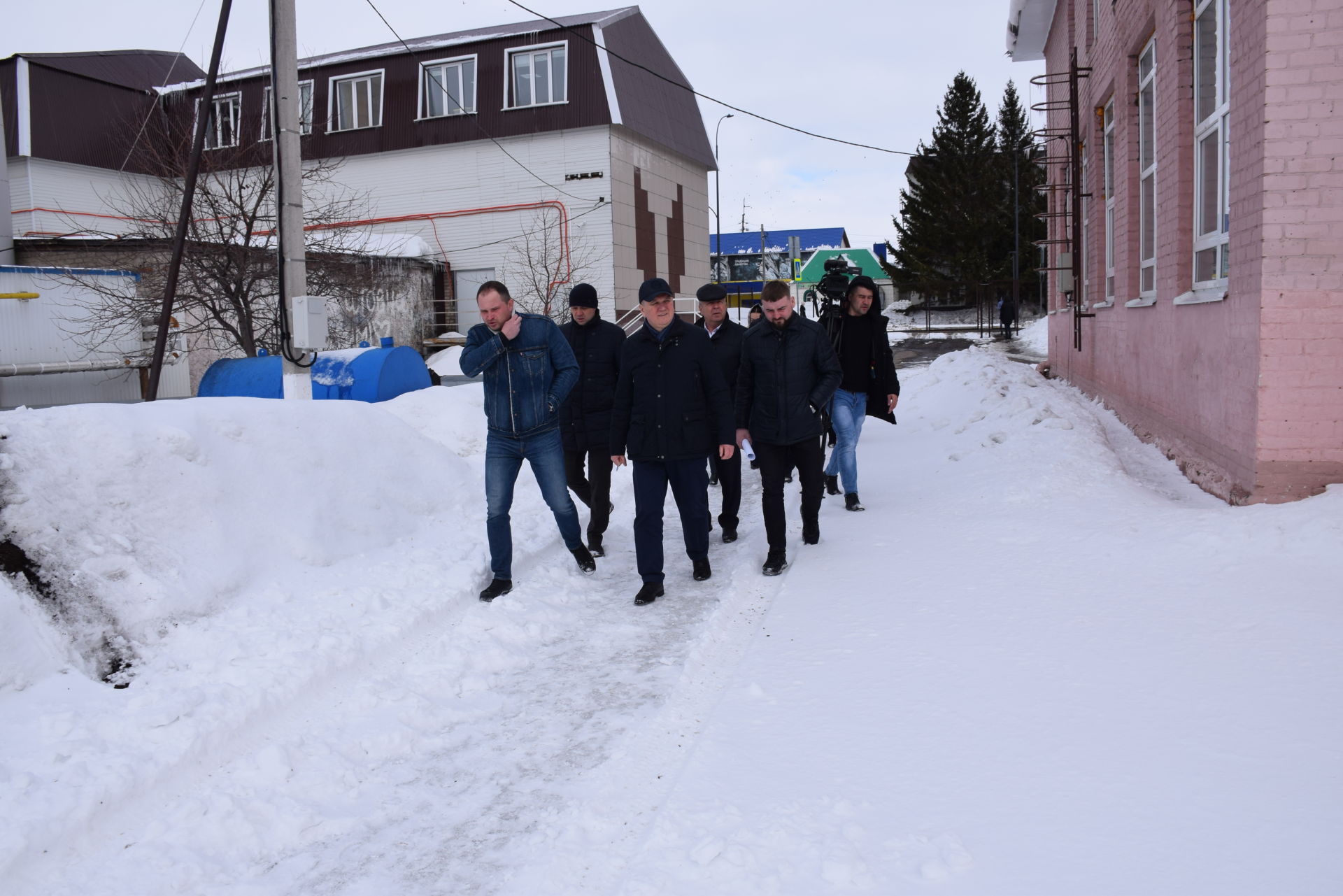 Алмаз Ахметшин ознакомился с ходом капремонта городских школ