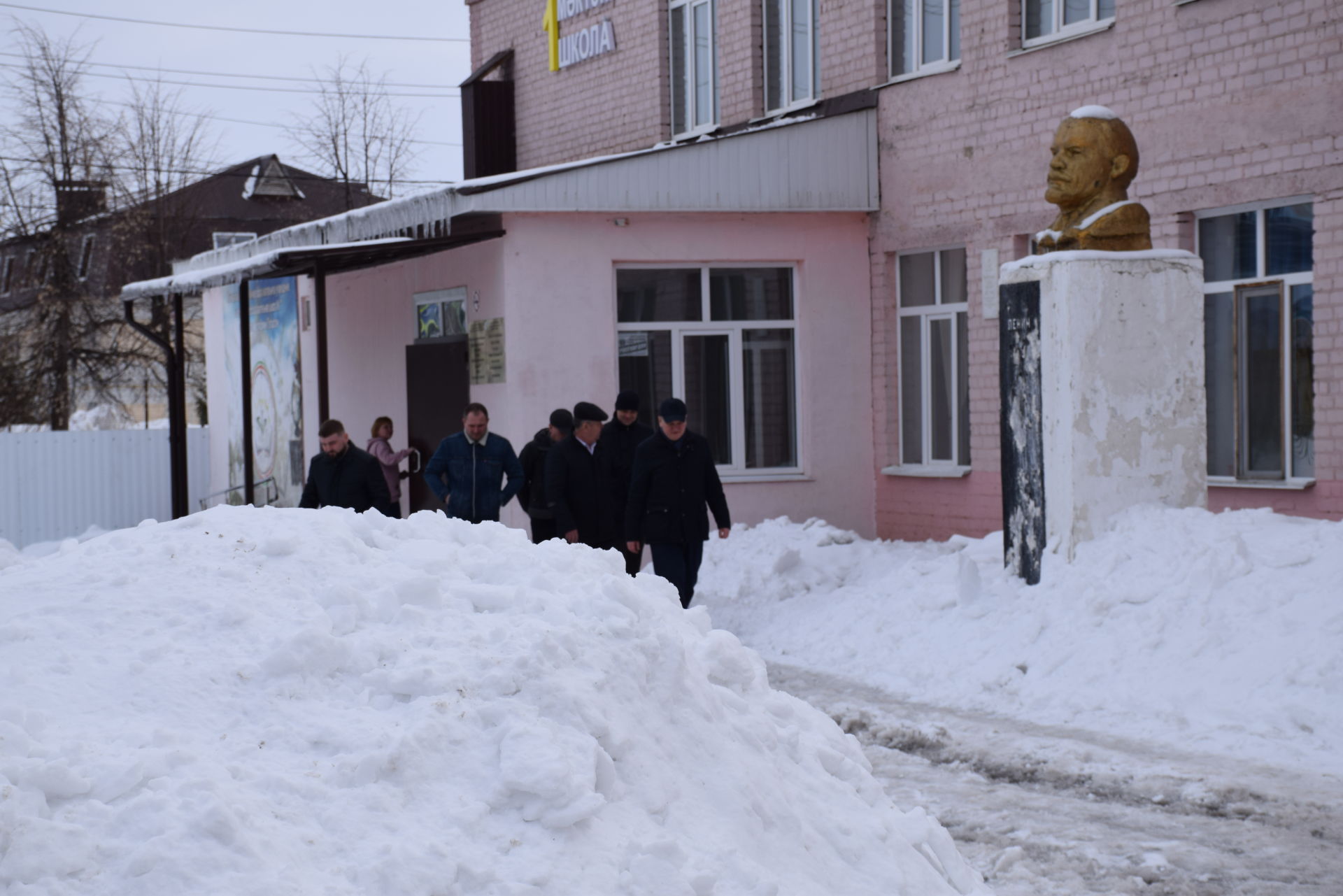 Алмаз Ахметшин ознакомился с ходом капремонта городских школ