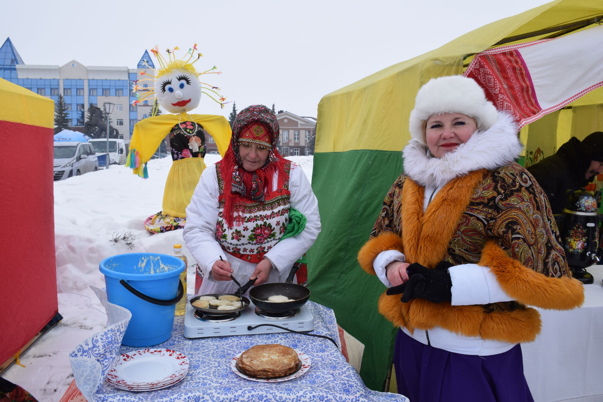 На центральной площади Нурлата развернулось широкое масленичное гуляние