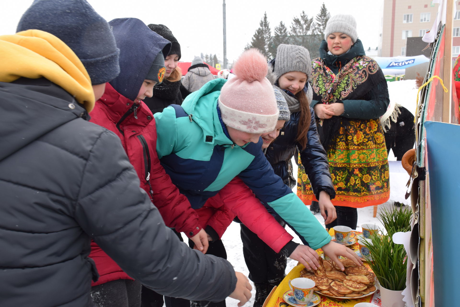 На центральной площади Нурлата развернулось широкое масленичное гуляние