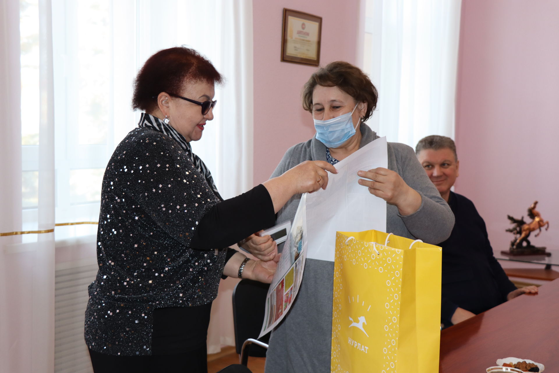 Глава района Алмаз Ахметшин подарил нурлатцам подписку на районную газету