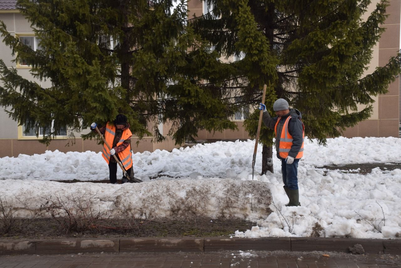 В Нурлате проходит первый общегородской субботник