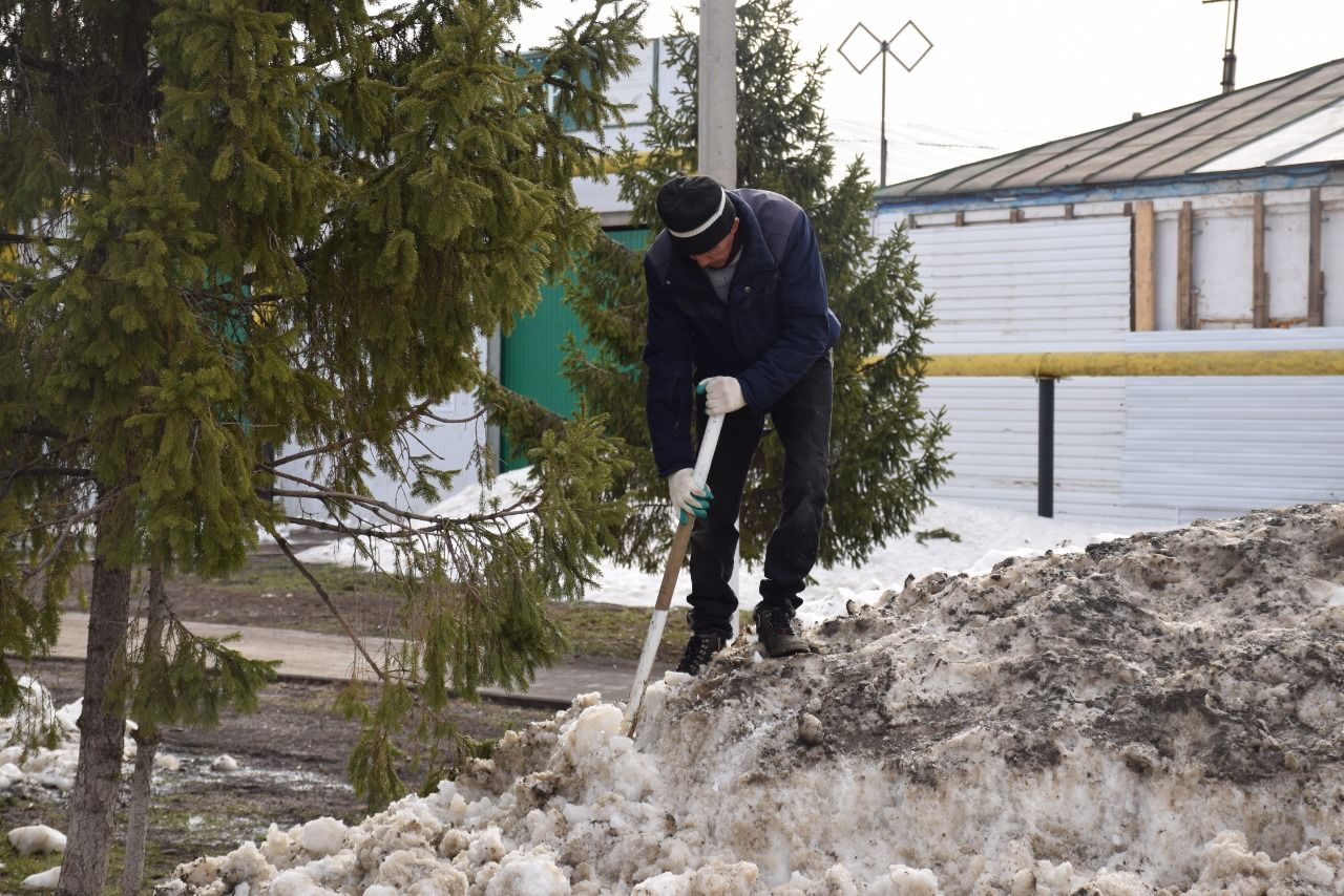 В Нурлате проходит первый общегородской субботник