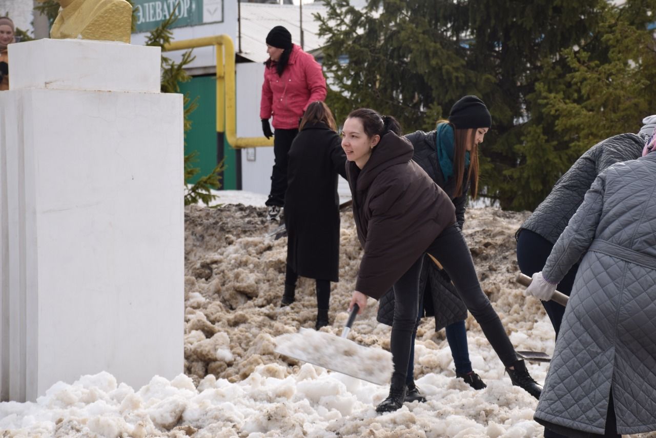 В Нурлате проходит первый общегородской субботник