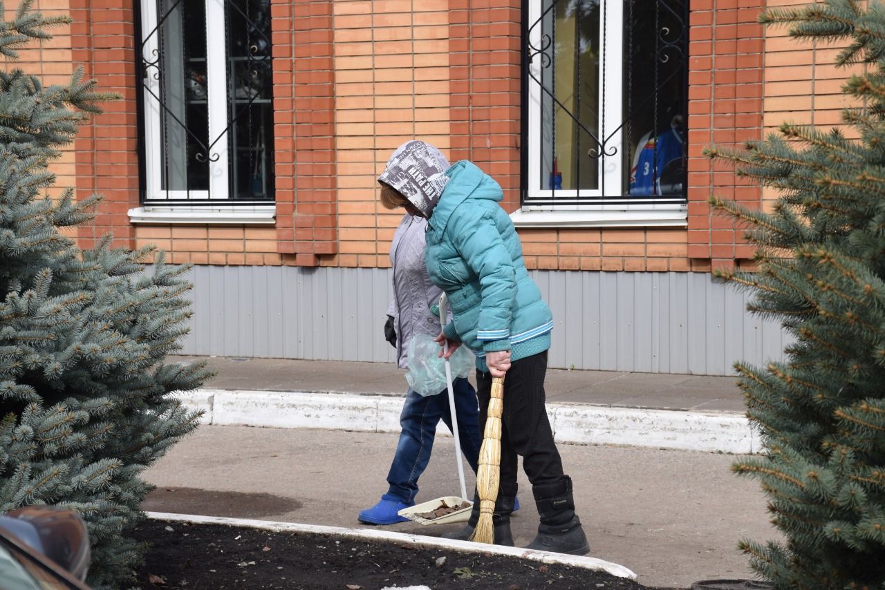 В Нурлате проходит первый общегородской субботник