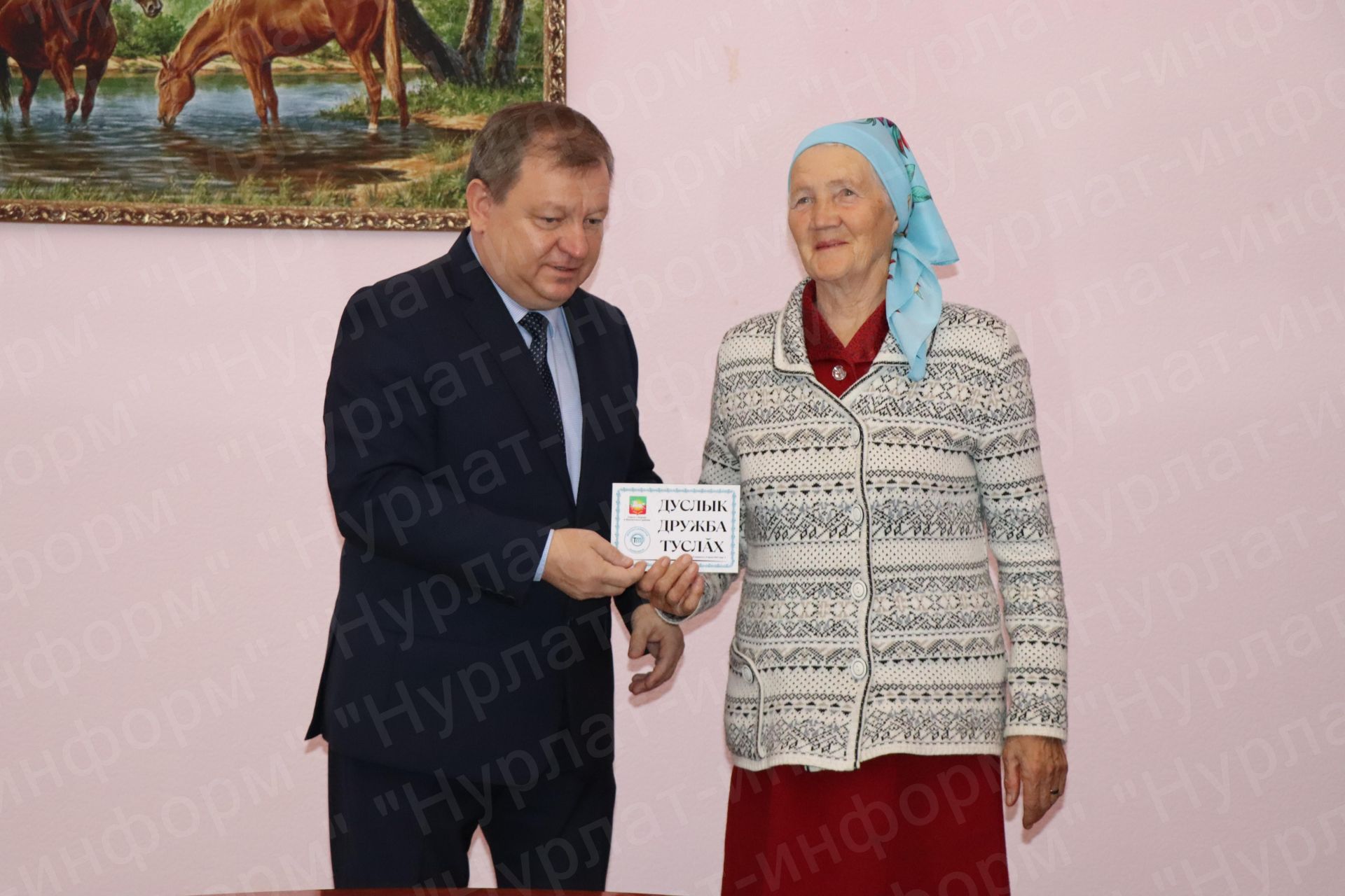 Дамир Ишкинеев подарил нурлатцам подписку на районную газету «Дуслык», «Дружба», «Туслах»